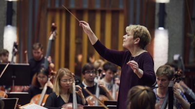 Marin Alsop conducts an orchestal rehearsal in Silk Street Music Hall